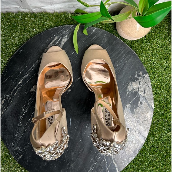 Badgley Mischka Karson Ankle Strap Peep
Toe Pump Ivory Satin women size 9 4.5" - Picture 13 of 17